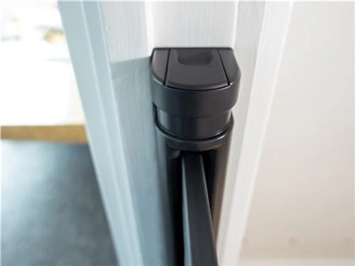  Babydan 'GUARD ME' védőkapu, fekete - 64,5 - 89 cm, bővíthető